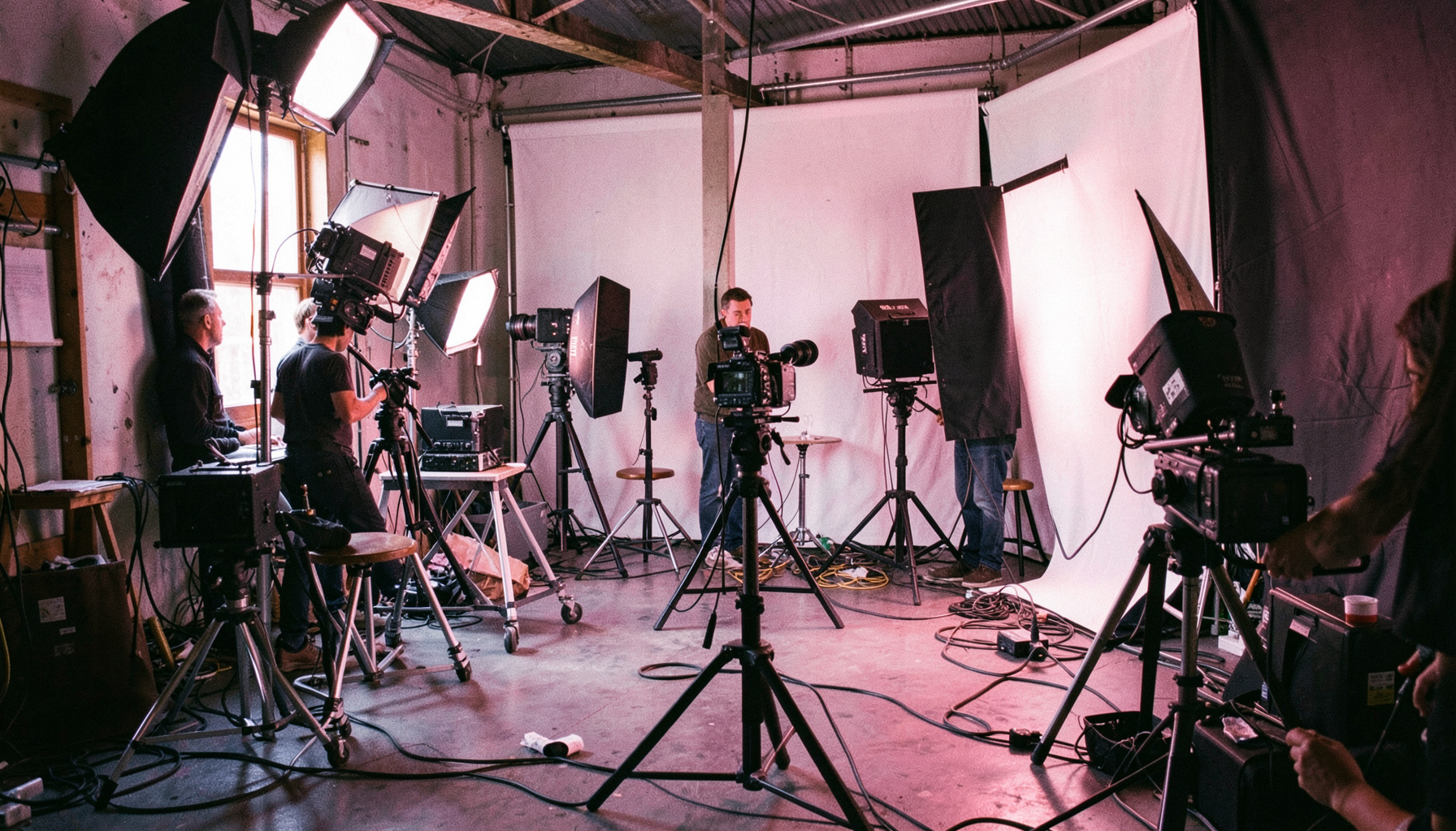 Bastidores de set de filmagem com equipamentos de câmera e iluminação cinematográfica