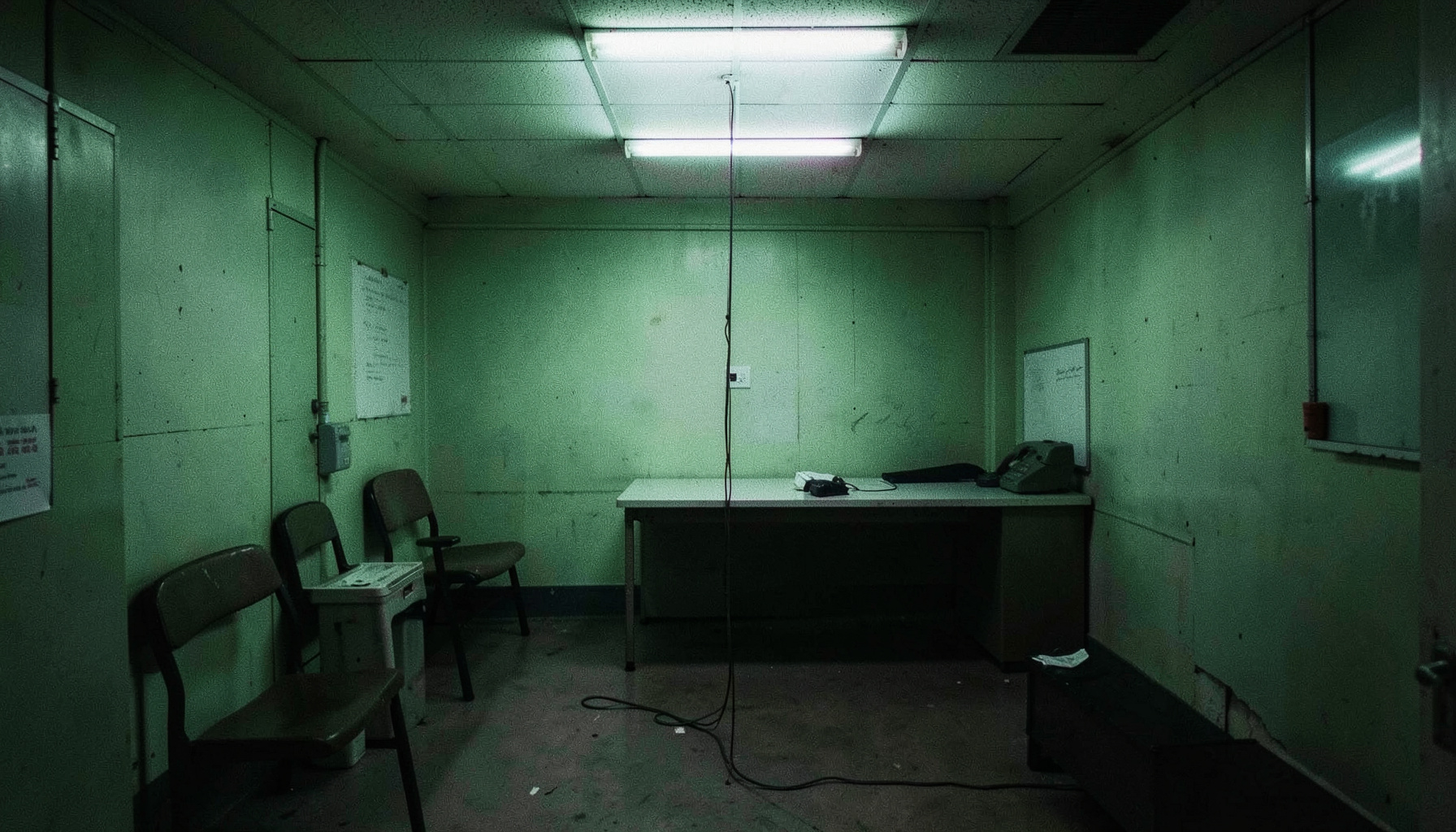 Sala de interrogatório com iluminação dura e tons de verde institucional, clima de tensão psicológica