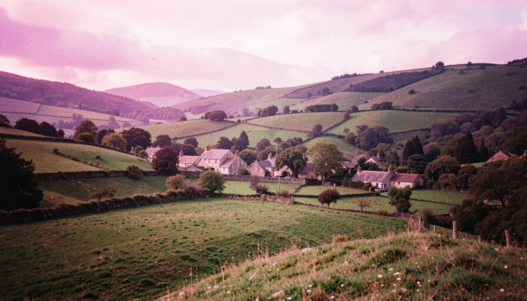 Paisagem rural inglesa com colinas verdes e vilarejo, tons suaves e atmosfera nostálgica